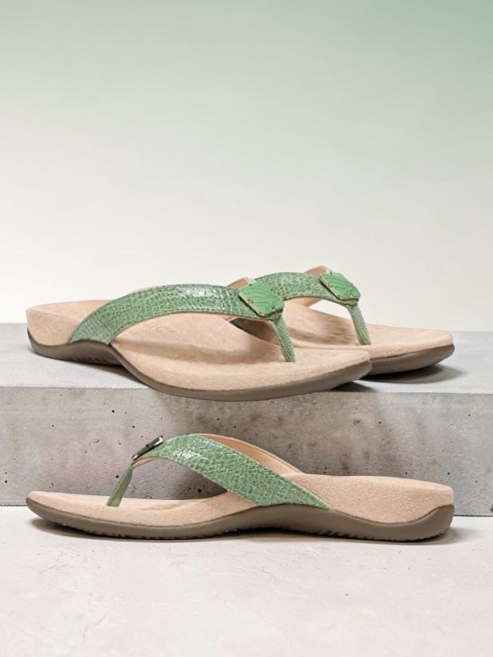 Vionic Avena Arch Supportive Flip Flop Orthotic Sandal green snake print | sz 10